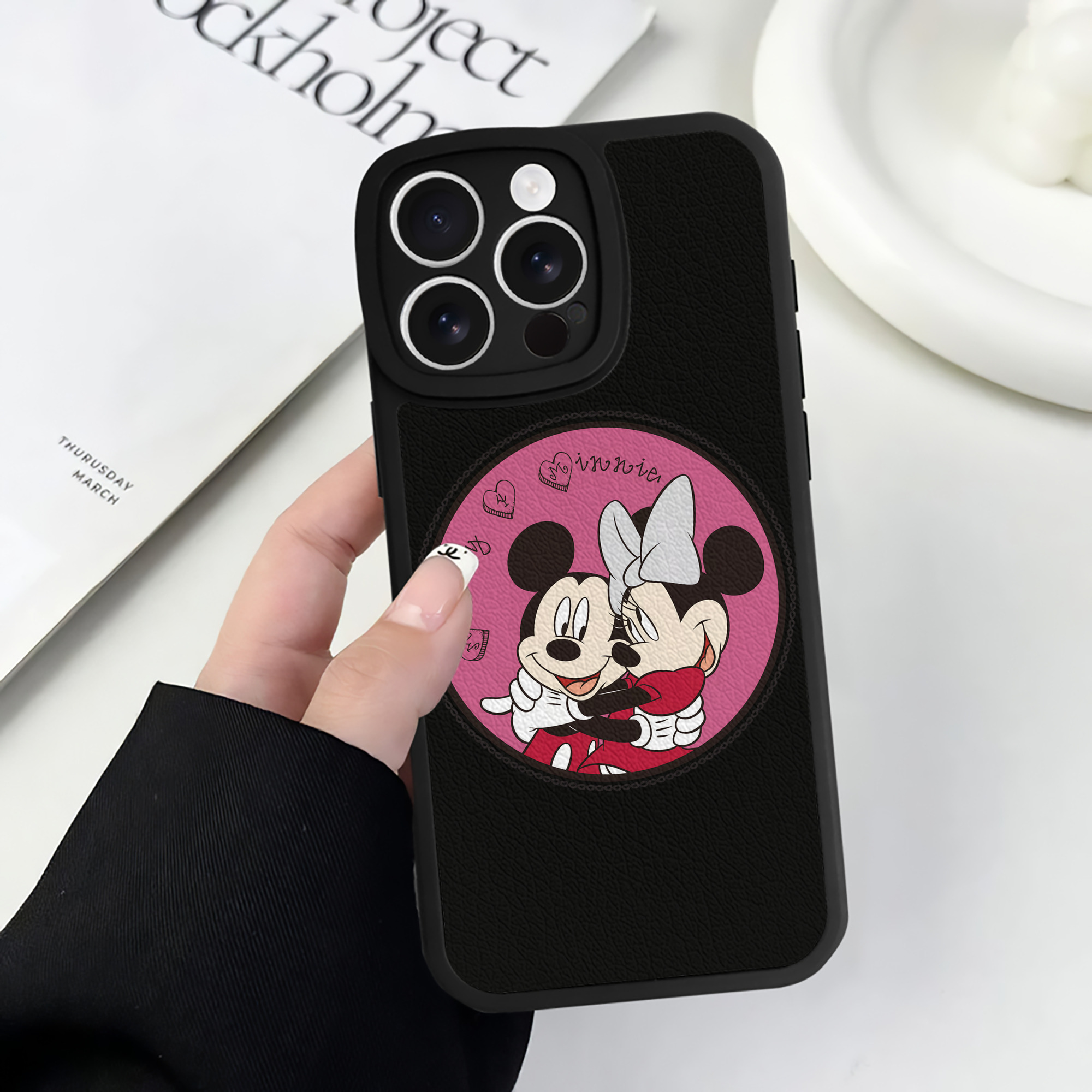 （画像用） ミッキーマウス Mickey Mouse 【iPhone 16シリーズ対応】シリコンスマホケース（レザー調） 材質：シリコン